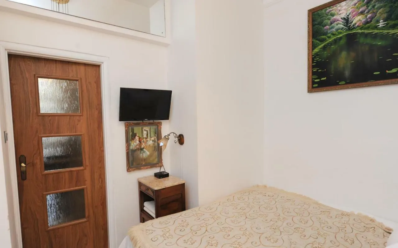 Antique Apartment In Prague 0*,