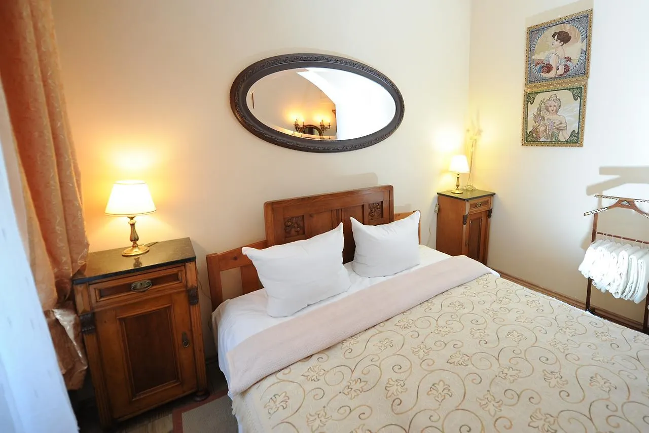 Antique Apartment In Prag