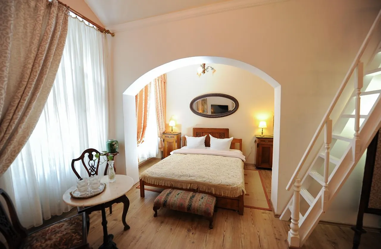 Antique Apartment In Prag