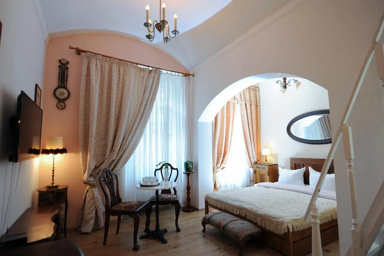 Antique Apartment In Prag