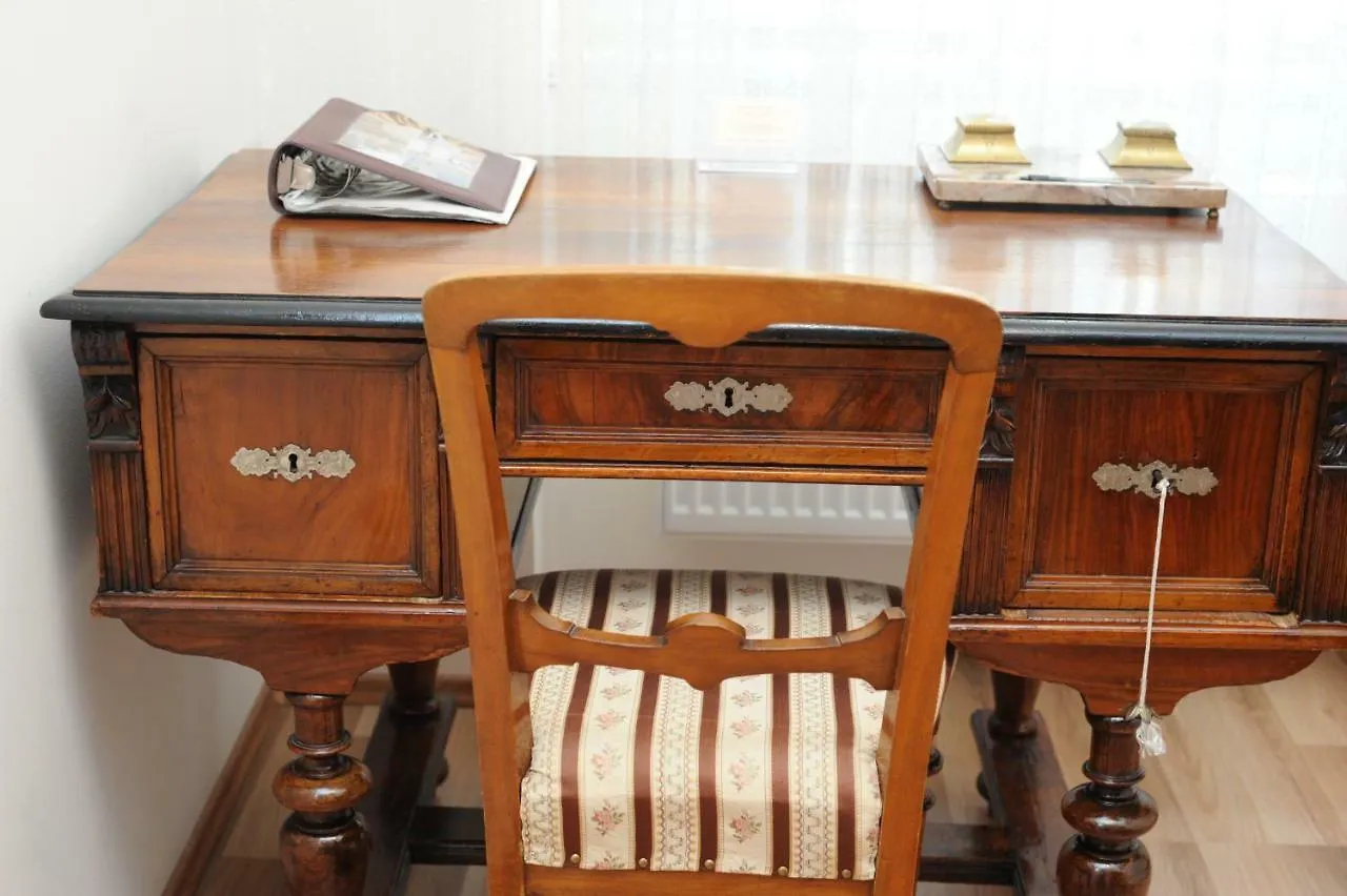 Antique Apartment In Prag